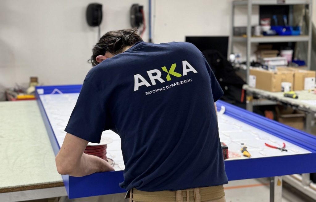 Arka : la nouvelle entité by Graphik, experte des cadres lumineux et des toiles tendues sur mesure.